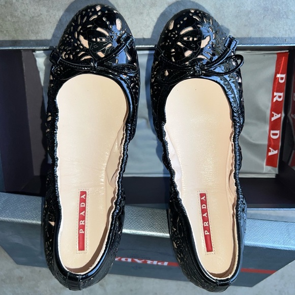 PRADA PATENT LEATHER LASER CUT DESIGN FLATS - Picture 2 of 11